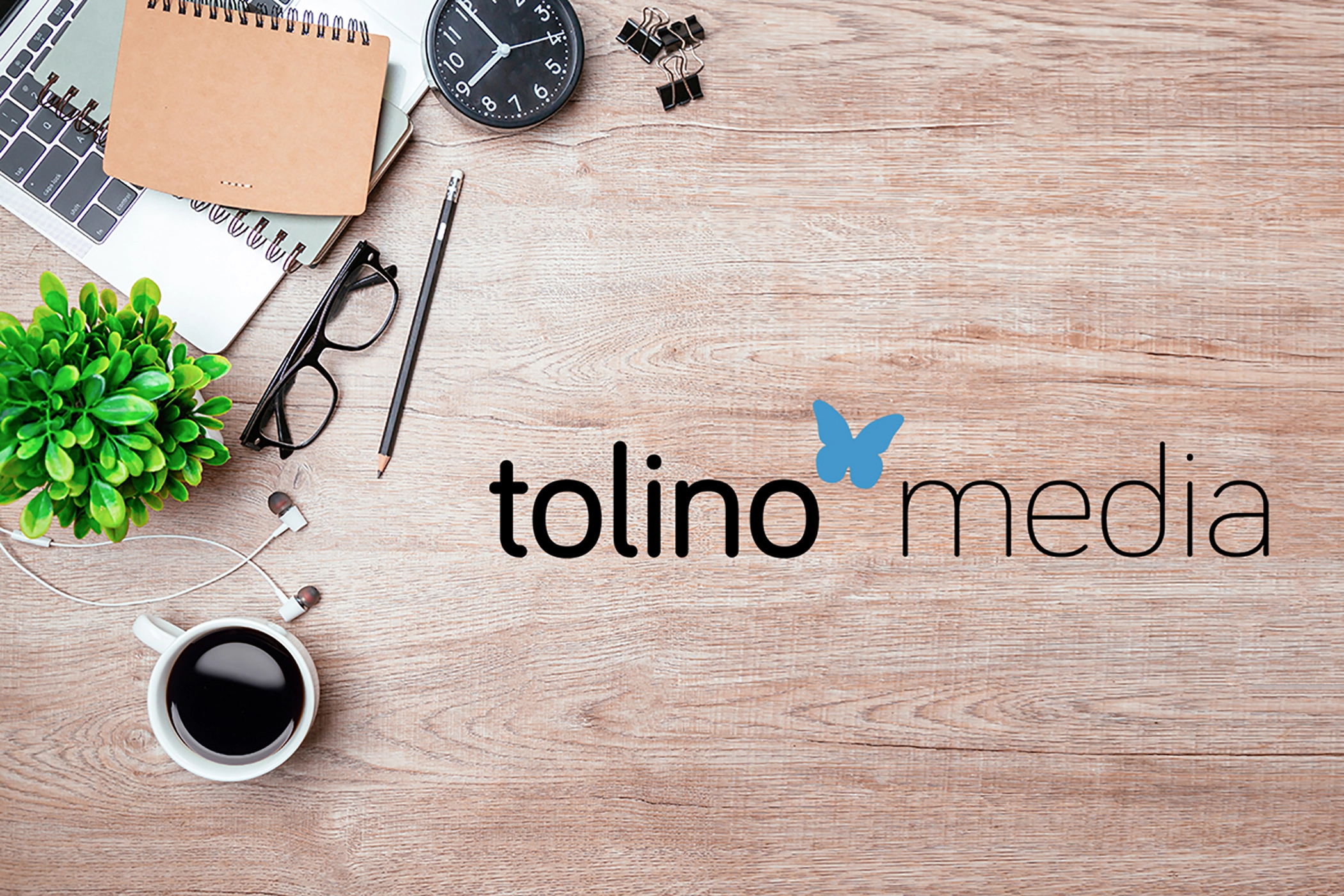 tolino-media-Logo-auf-Schreibtisch