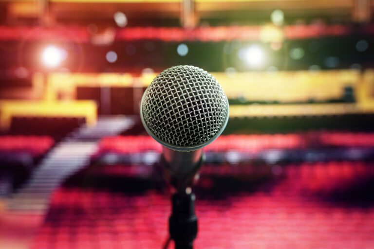 Mikrofon auf einer Bühne Lesungen