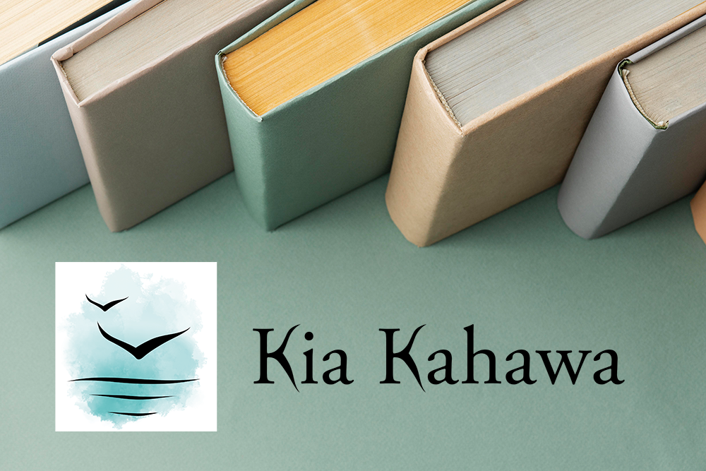 Logo Kia Kahawa vor Büchern