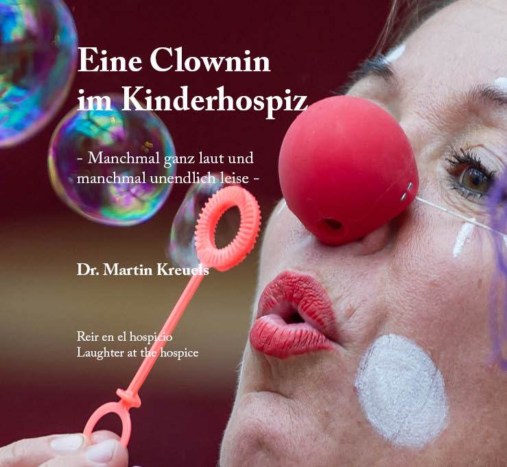 Eine Clownin im Kinderhospiz