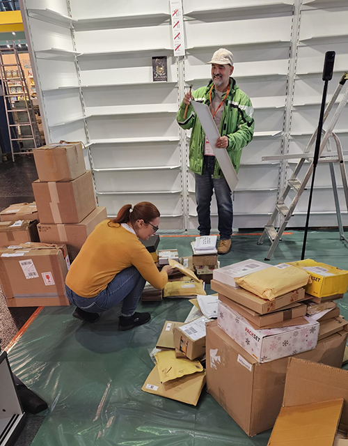 Paul Mardirian und Christina Loböck beim Aufbau des Stands