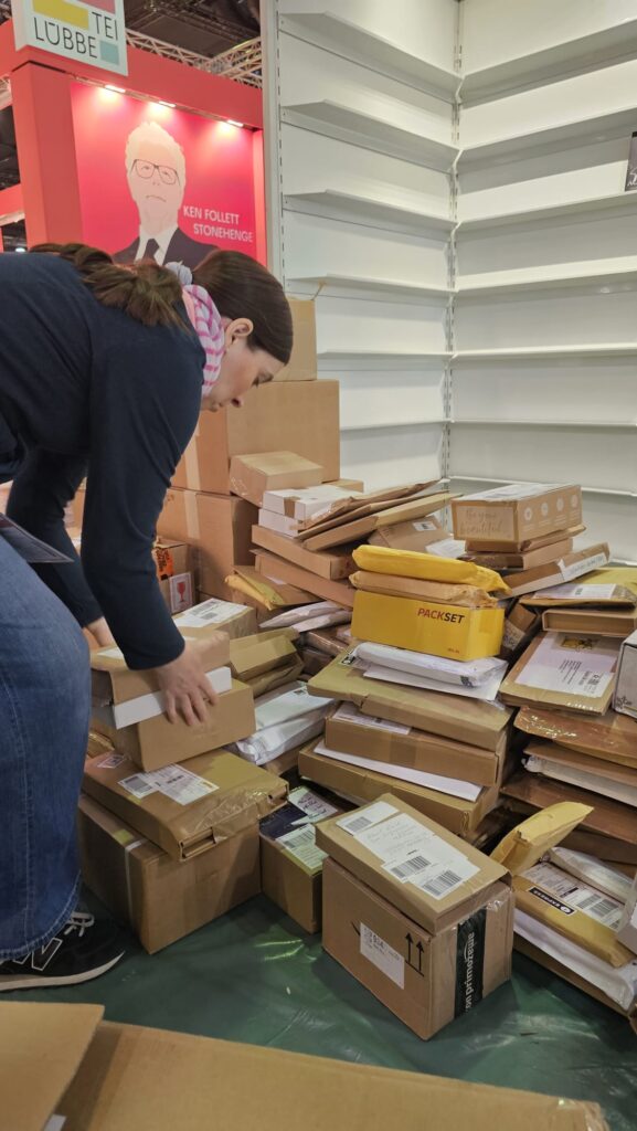 Dana Graham beim Schlichten der eingesandten Buchpakete