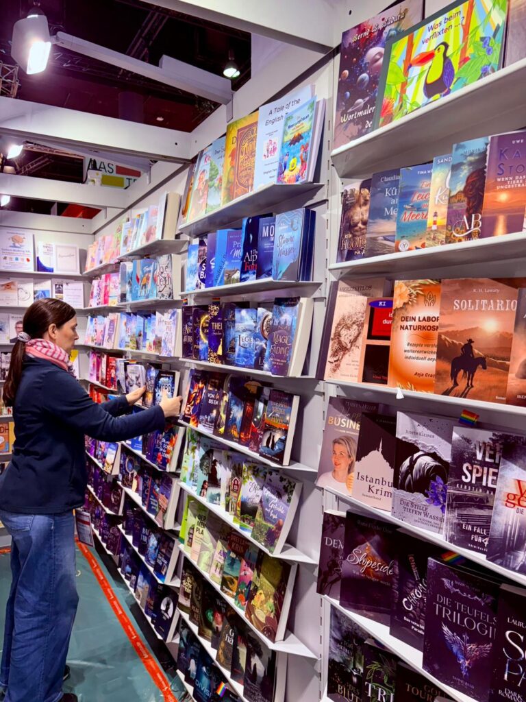 Dana Graham beim Sortieren der Bücher