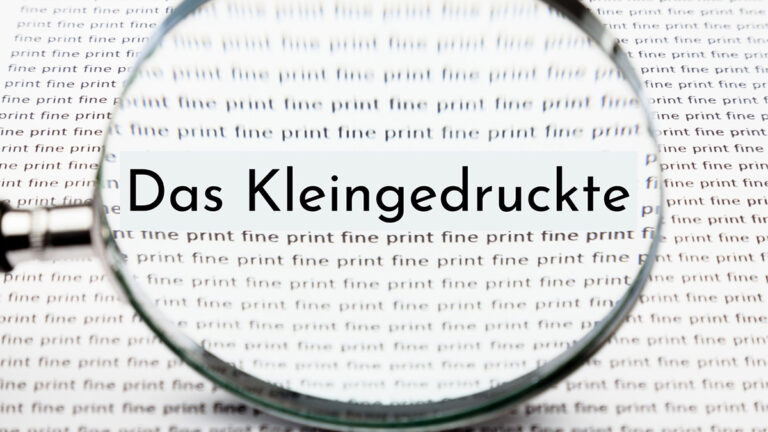 Lupe über Text - Das Kleingedruckte im Verlagsvertrag